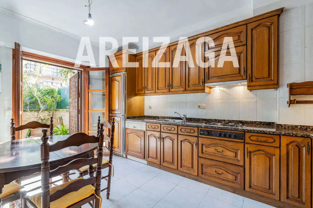 Cuina de Casa o xalet en venda en Donostia - San Sebastián  amb Calefacció, Jardí privat i Terrassa