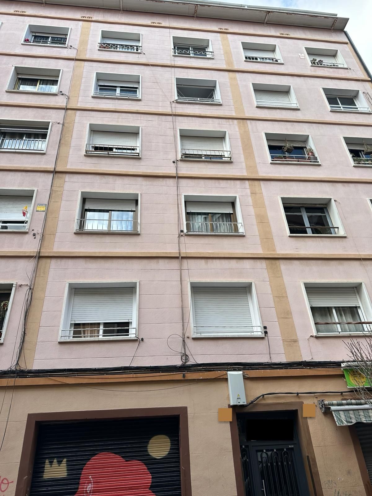Vista exterior de Pis en venda en L'Hospitalet de Llobregat amb Forn