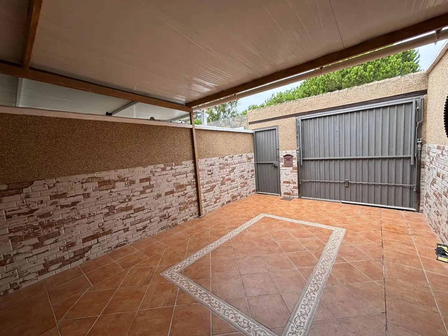 Terrassa de Casa adosada en venda en Los Barrios amb Calefacció, Jardí privat i Alarma