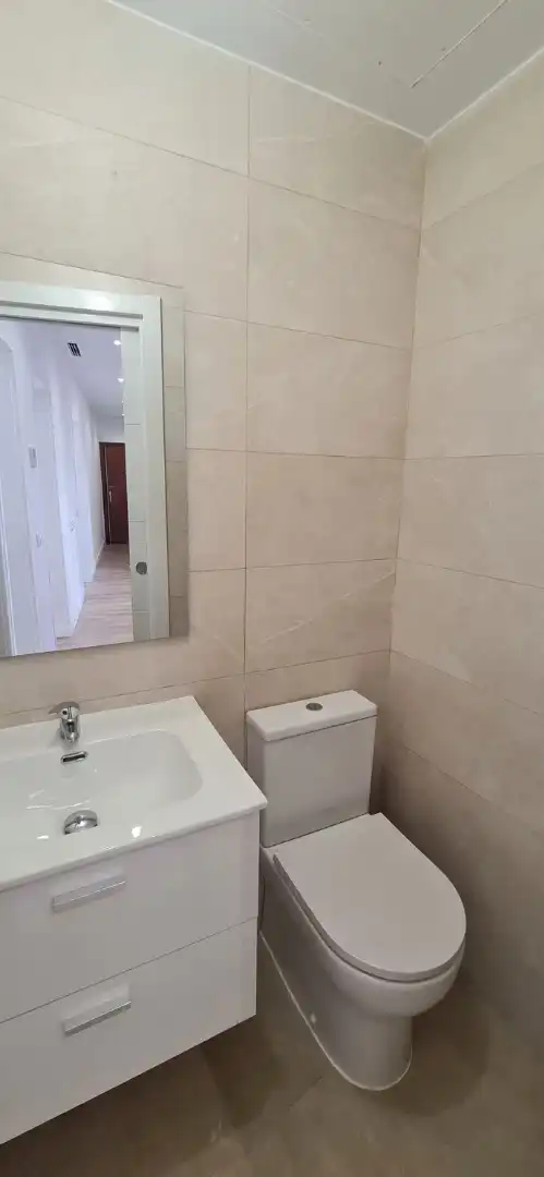 Bathroom of Flat for sale in Madrid  with Air Conditioner and Heating