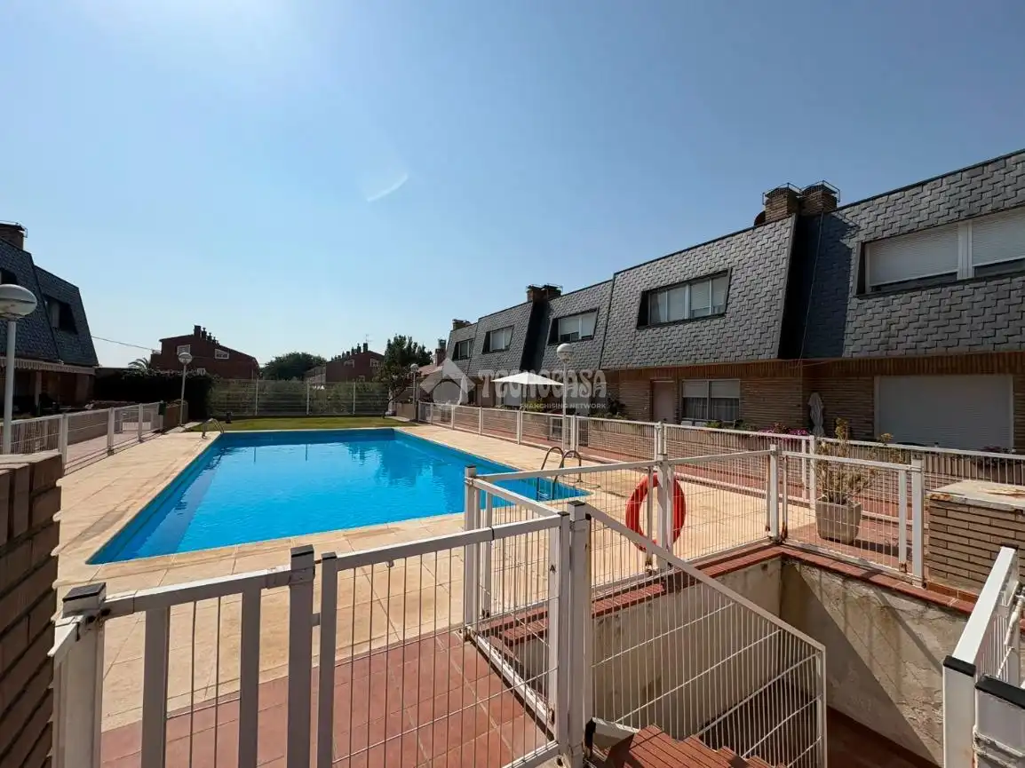 Piscina de Casa adosada en venda en Zaragoza amb Aire condicionat i Piscina comunitària