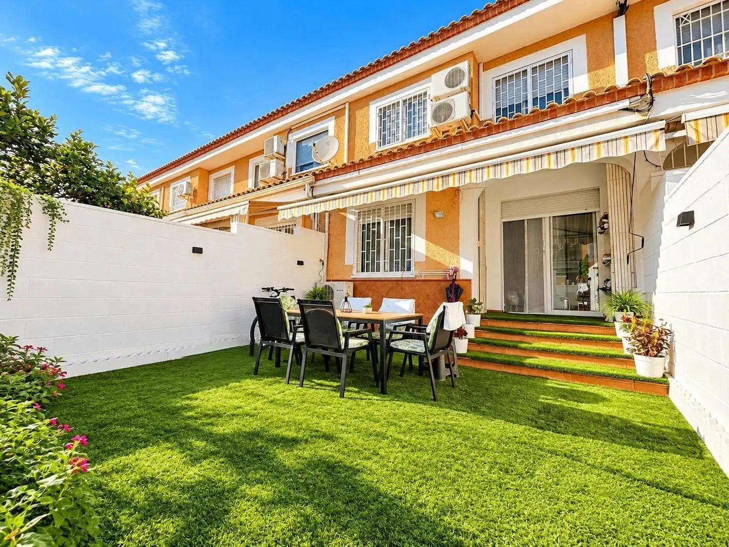 Terrassa de Casa o xalet en venda en San Vicente del Raspeig / Sant Vicent del Raspeig amb Aire condicionat, Jardí privat i Piscina comunitària