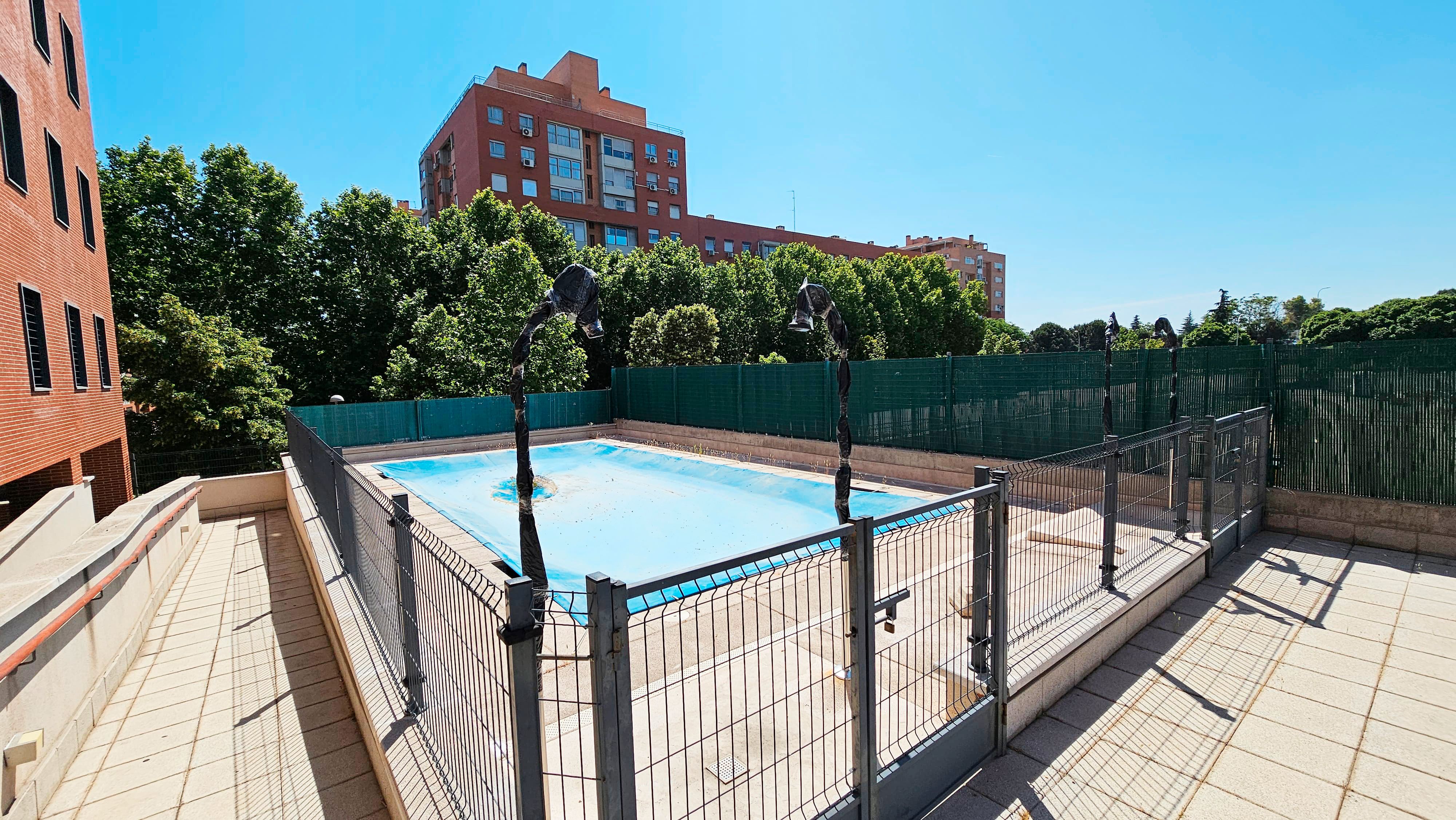 Swimming pool of Flat for sale in  Madrid Capital  with Heating, Private garden and Storage room