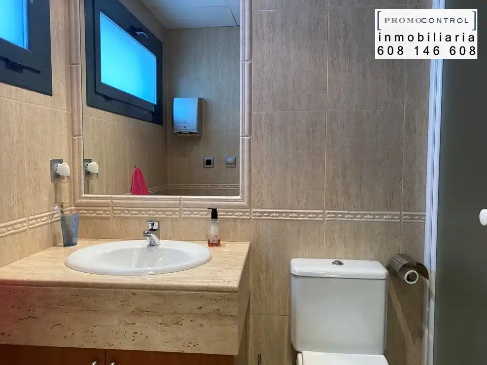 Badezimmer von Geschaftsraum zum Verkauf in Zuera mit Klimaanlage und Heizung