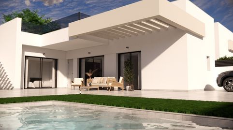 Te presentamos esta nueva promoción en la urbanización La Herrada ennbspLos Montesinos, que ofrece dos modelos de villas con un di