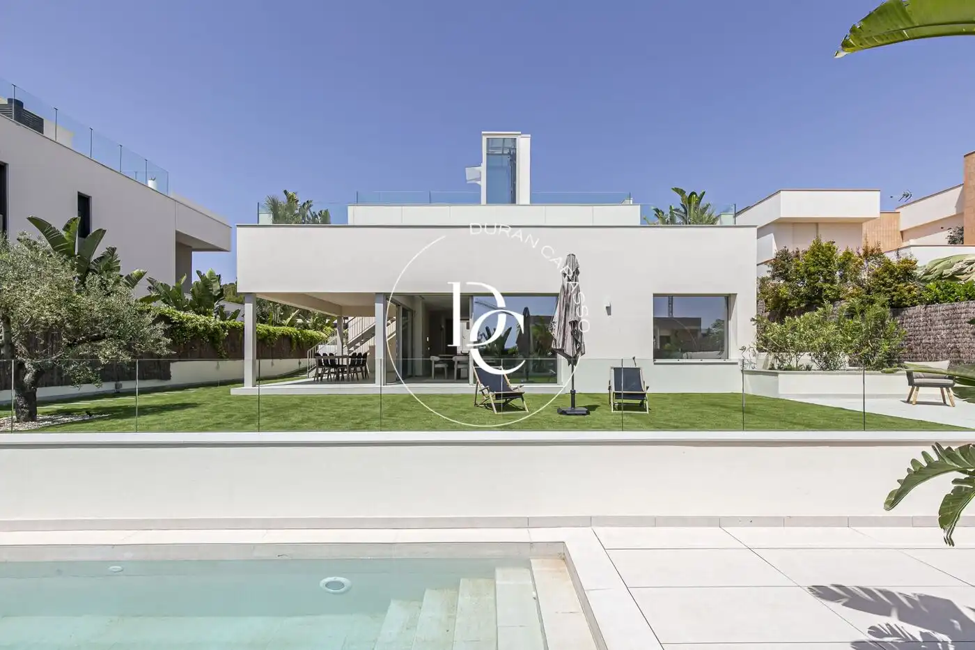 Casa con piscina en venta en Carrer Margarida Xirgu