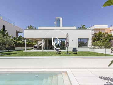 Casa con piscina in vendita a Carrer Margarida Xirgu