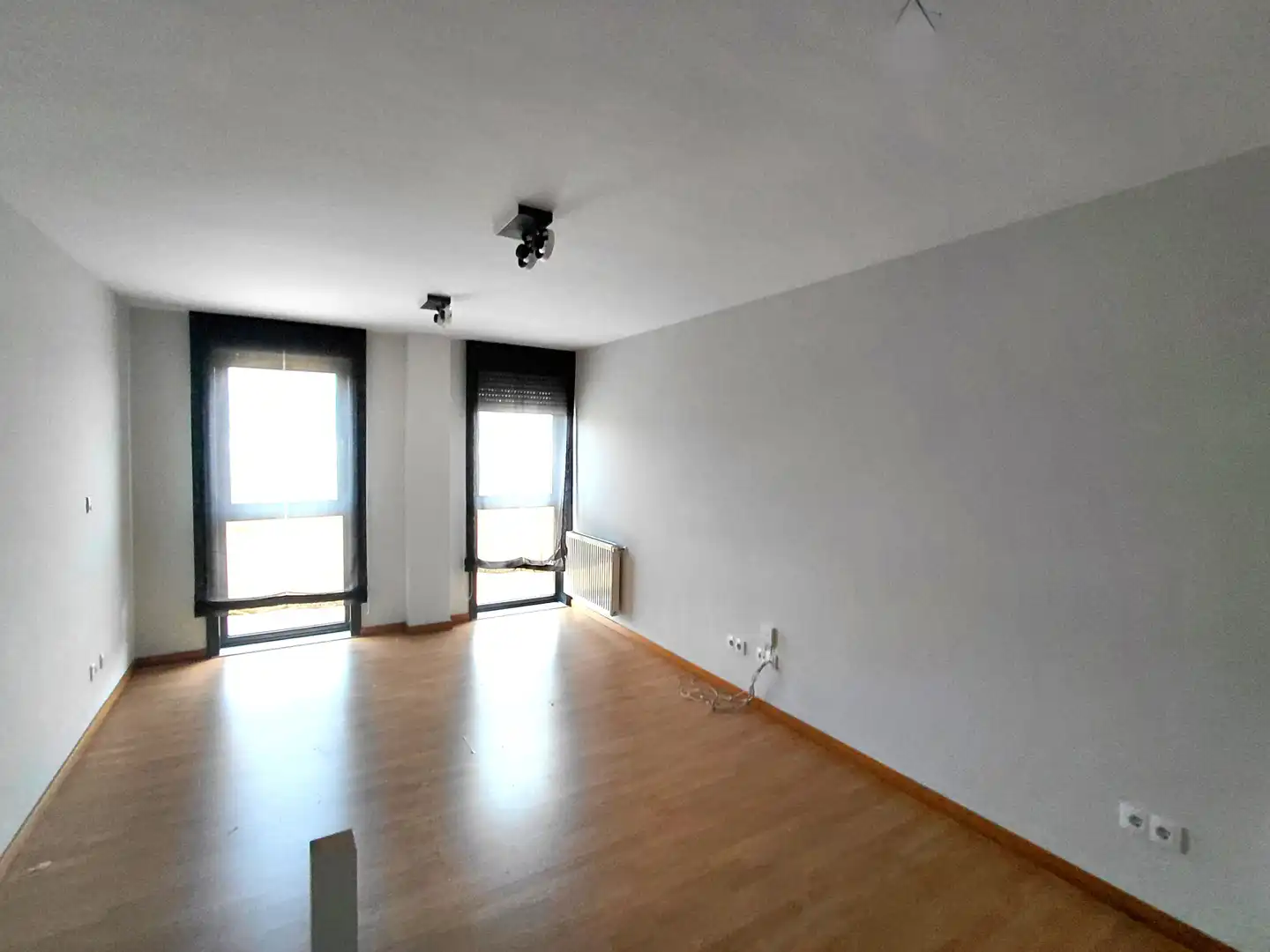 Sala de estar de Piso en venta en Oleiros con Calefacción, Parquet y Trastero