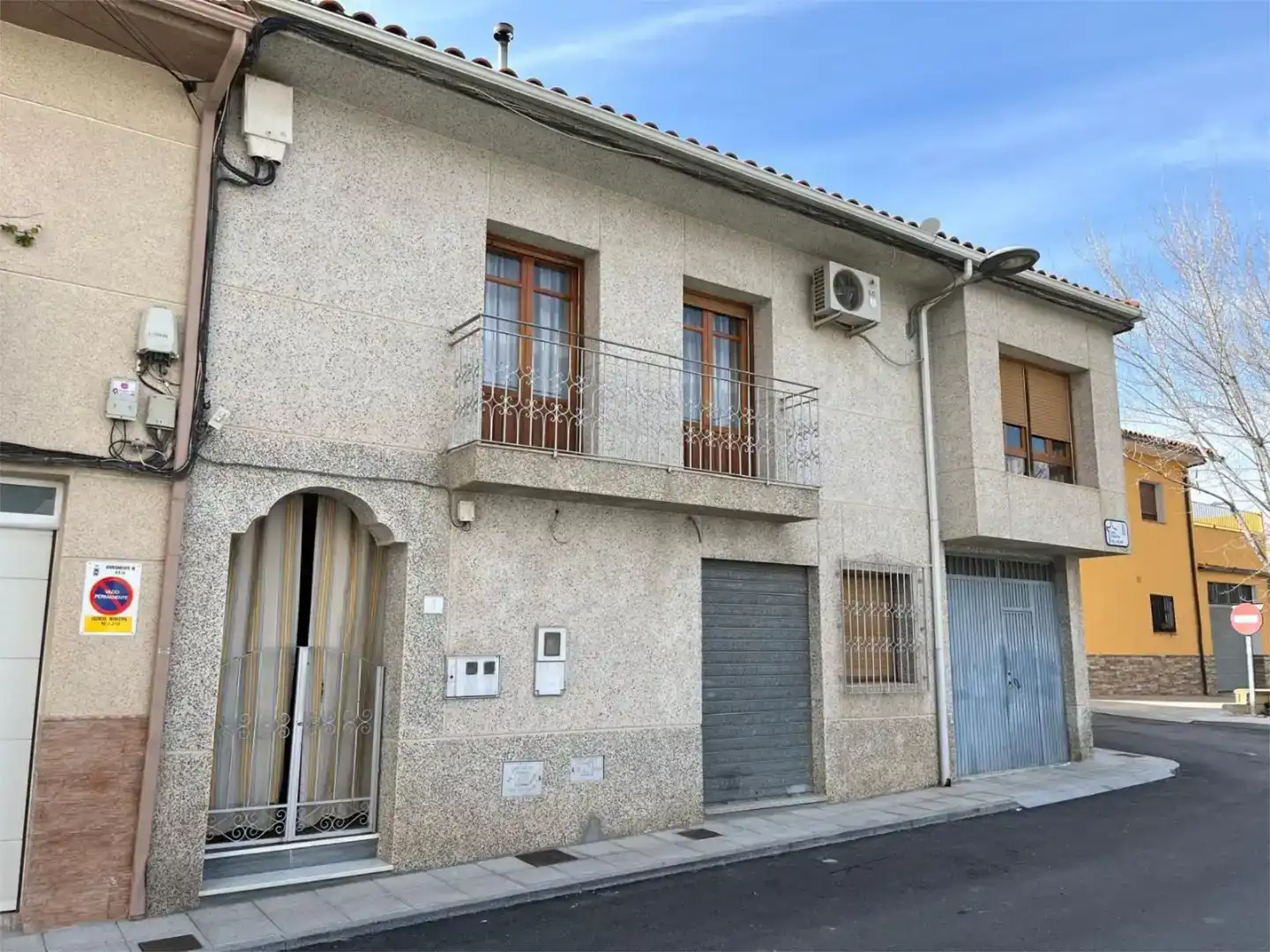 Vista exterior de Casa adosada en venta en Baza con Balcón