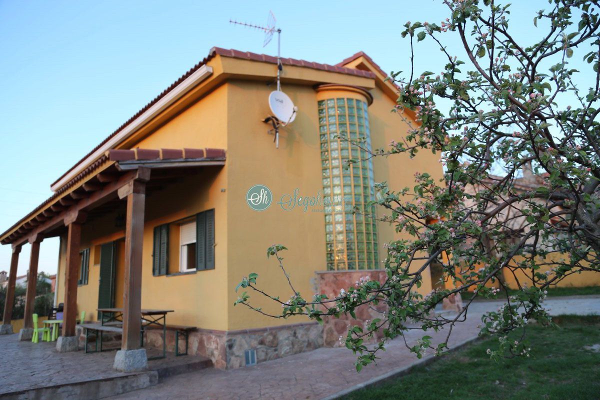 Exterior view of House or chalet for sale in Otero de Herreros  with Heating, Private garden and Storage room