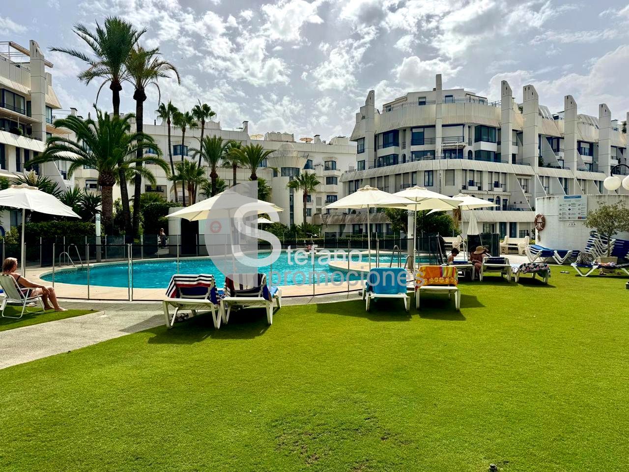 Vista exterior de Planta baixa en venda en Marbella amb Aire condicionat, Jardí privat i Terrassa