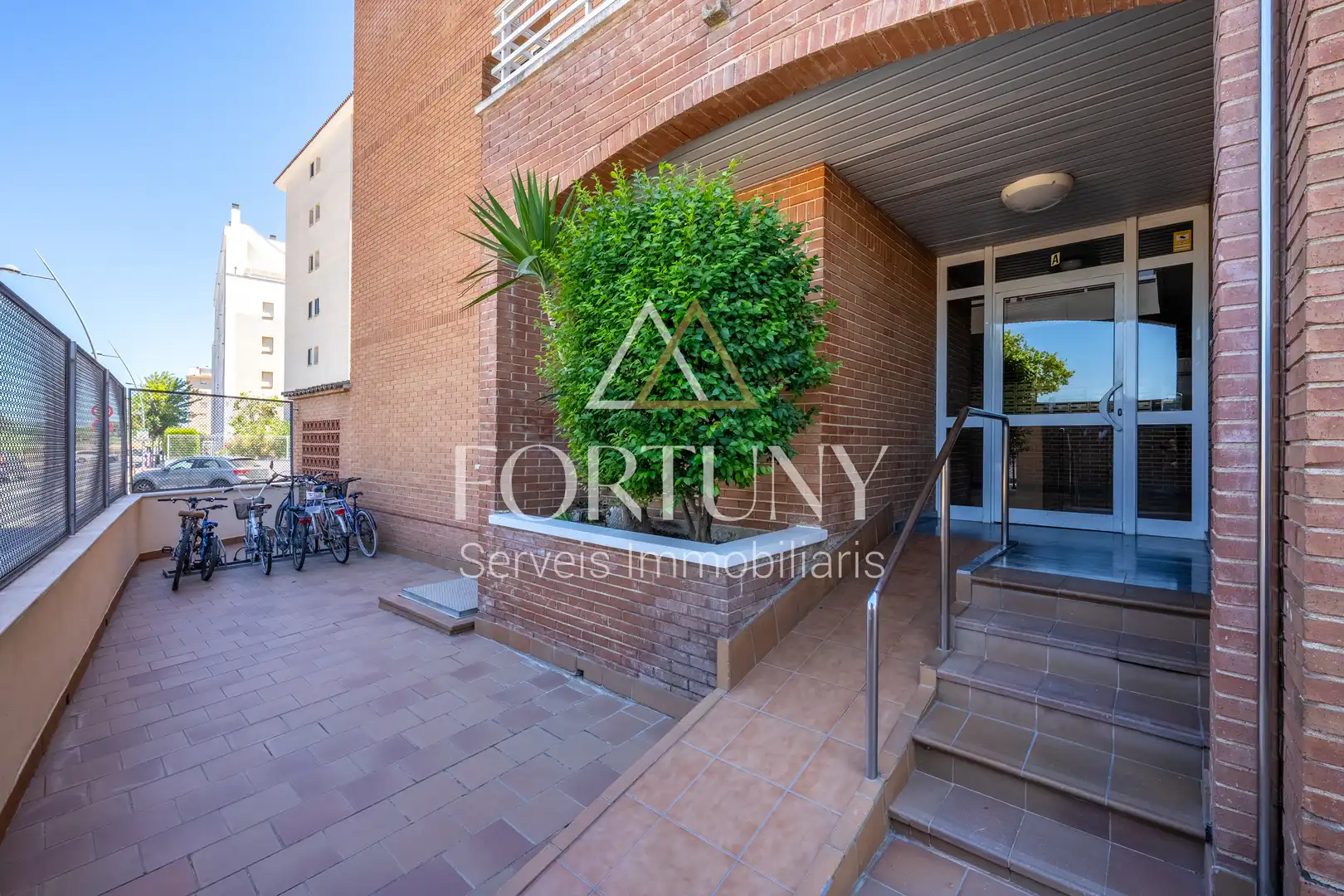 Exterior view of Flat for sale in Vinyols i els Arcs  with Air Conditioner, Swimming Pool and Balcony