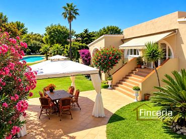 Casa con piscina en venta en calle Noria Riera