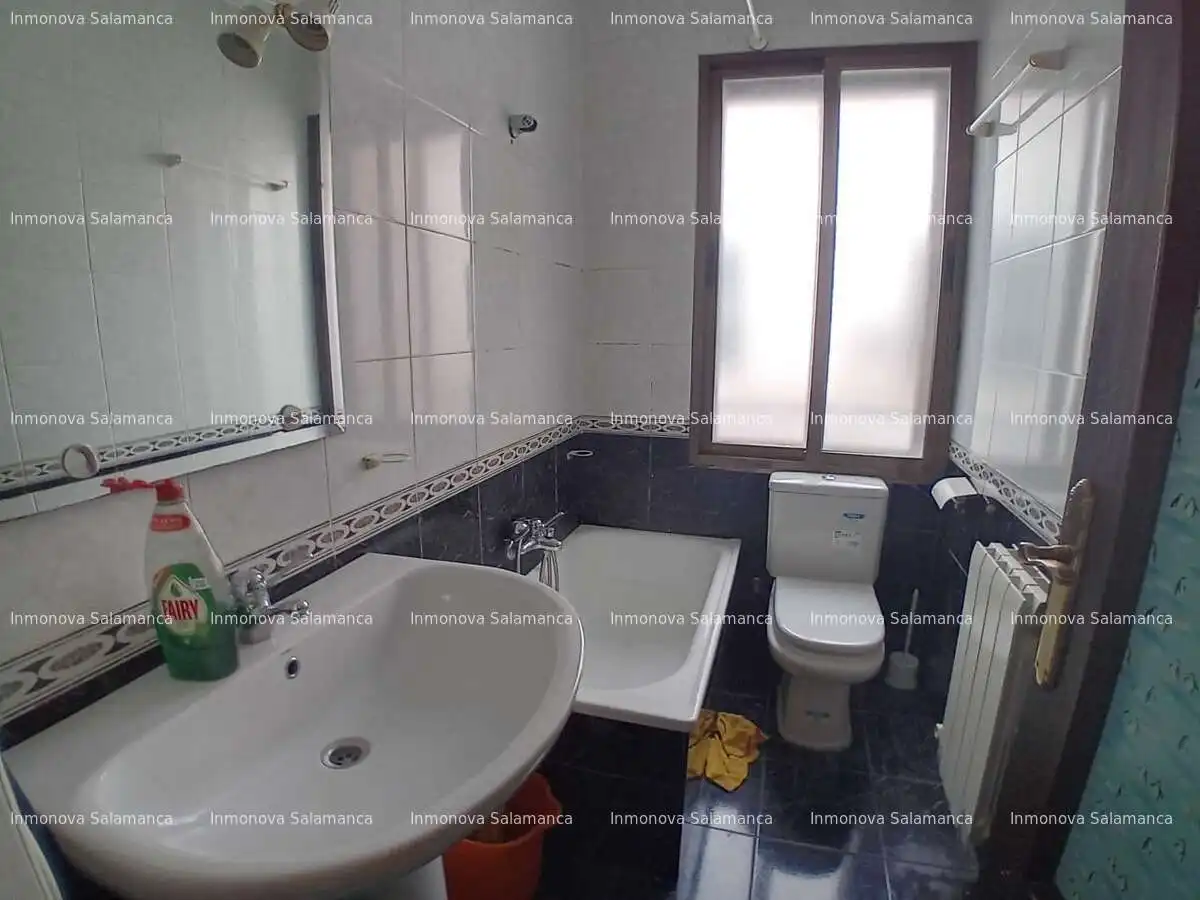 Bathroom of Flat for share in Salamanca  with Heating, Terrace and Furnished