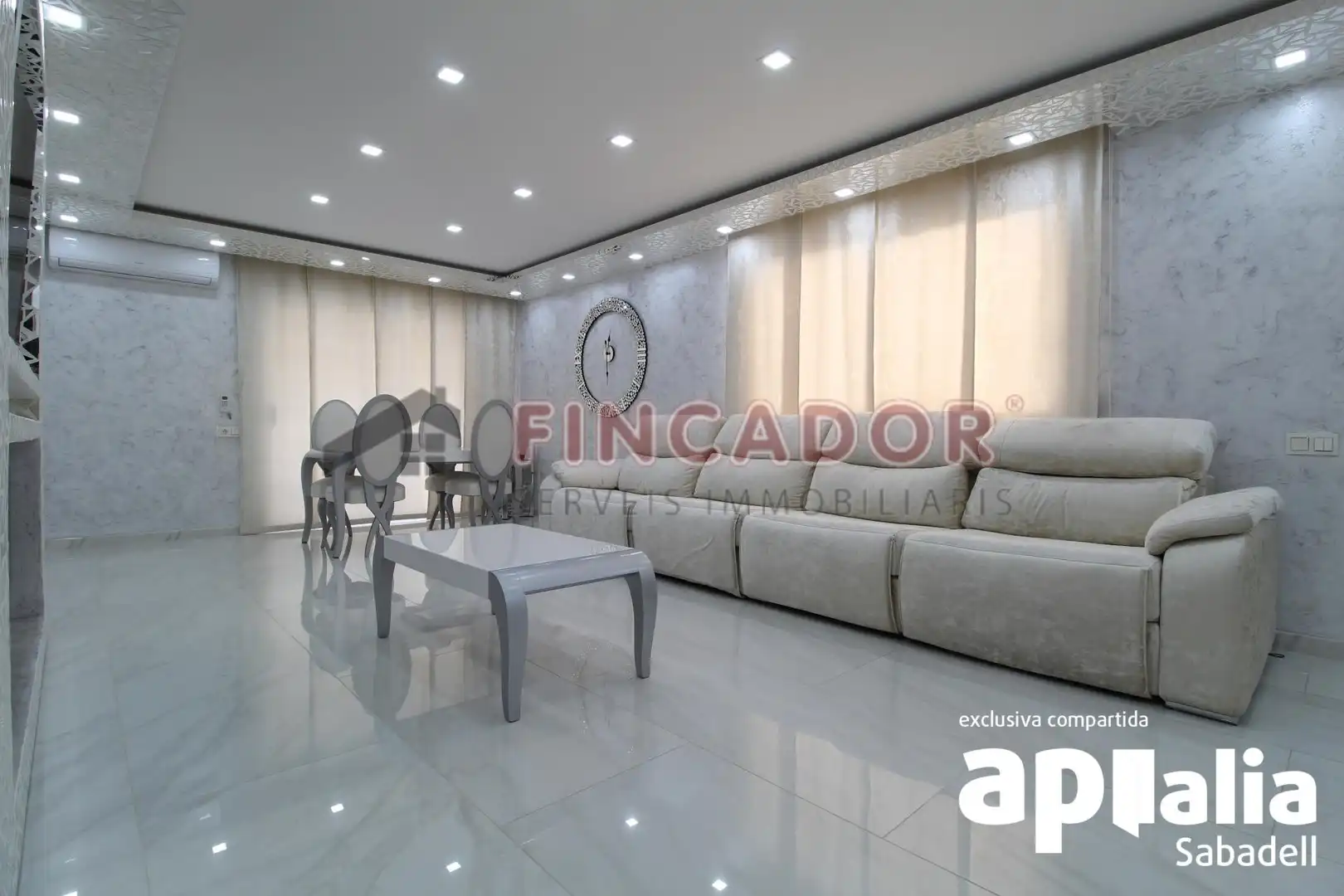 Casa amb terrassa en venda a Carrer dels Pirineus