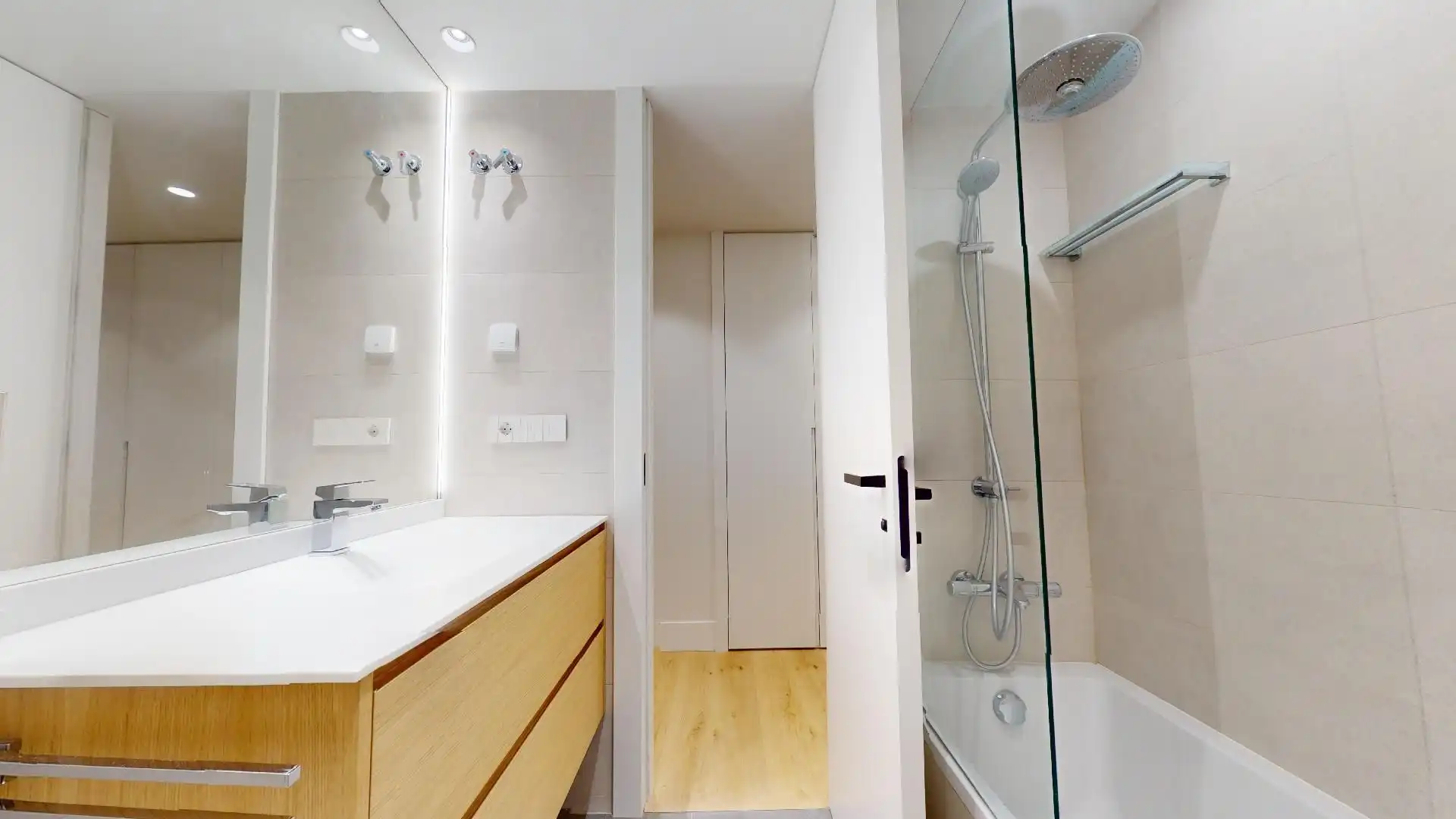 Bathroom of Flat for rent in Madrid  with Air Conditioner, Heating and Storage room