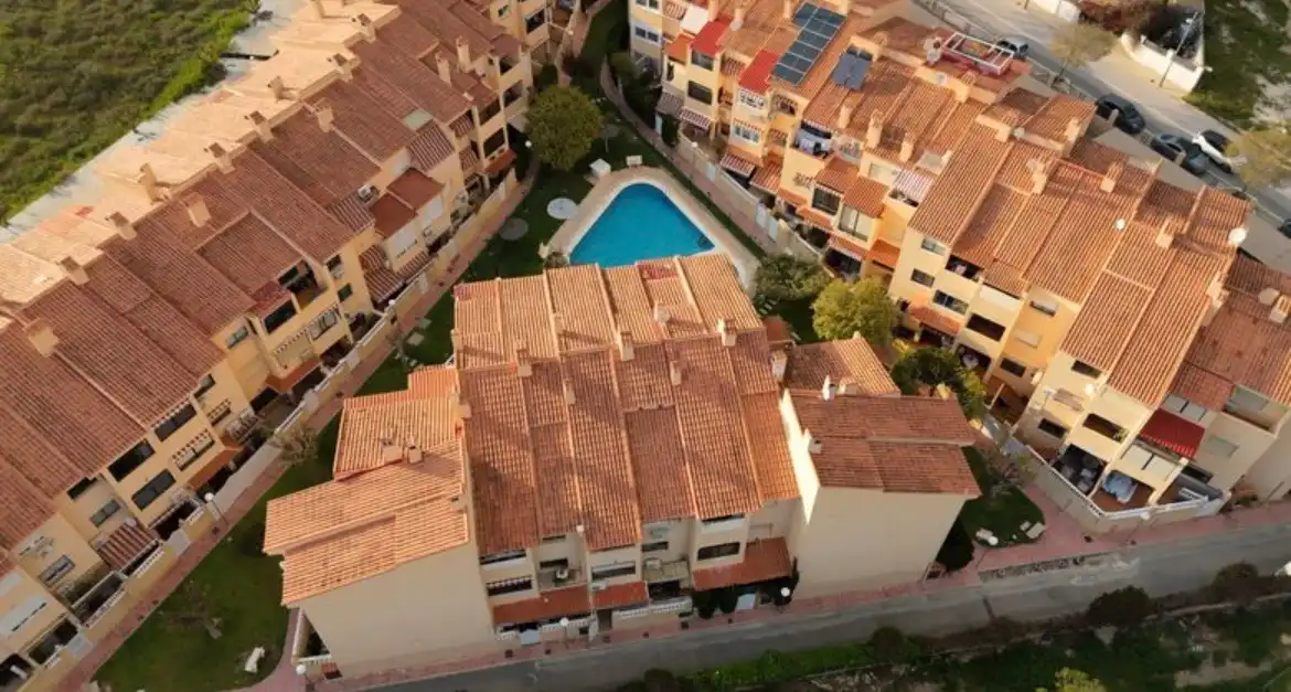 Vista exterior de Casa adosada en venda en San Vicente del Raspeig / Sant Vicent del Raspeig amb Aire condicionat, Jardí privat i Terrassa
