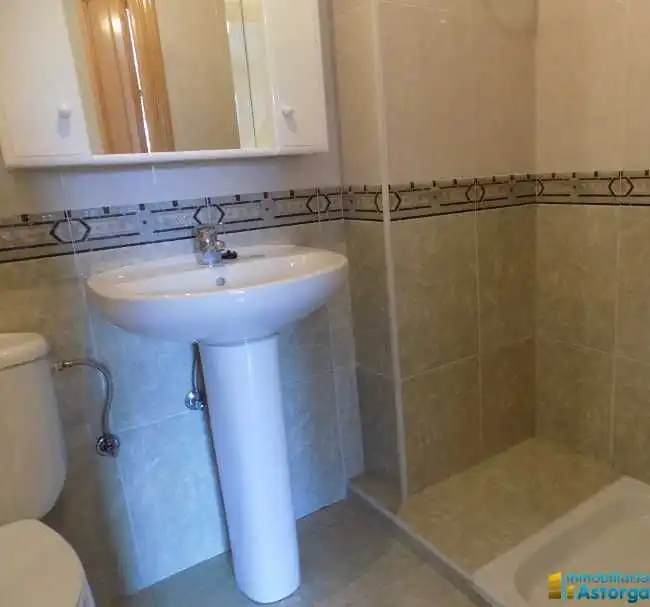 Badezimmer von Wohnung zur Miete in Astorga mit Heizung, Parkett und Terrasse