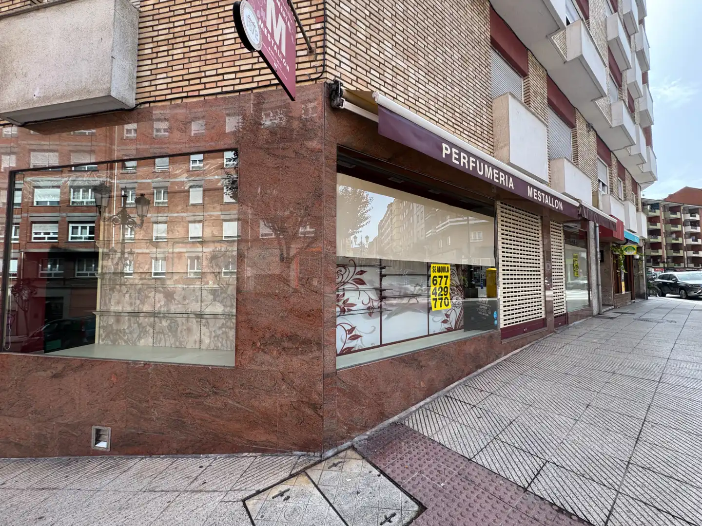 Vista exterior de Local de lloguer en Oviedo  amb Aire condicionat, Calefacció i Moblat
