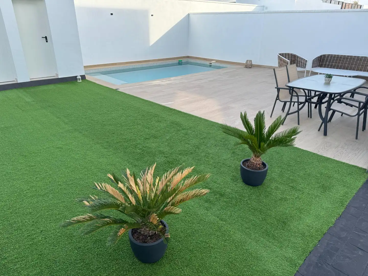 Terrassa de Casa adosada en venda en Dos Hermanas amb Aire condicionat, Calefacció i Jardí privat