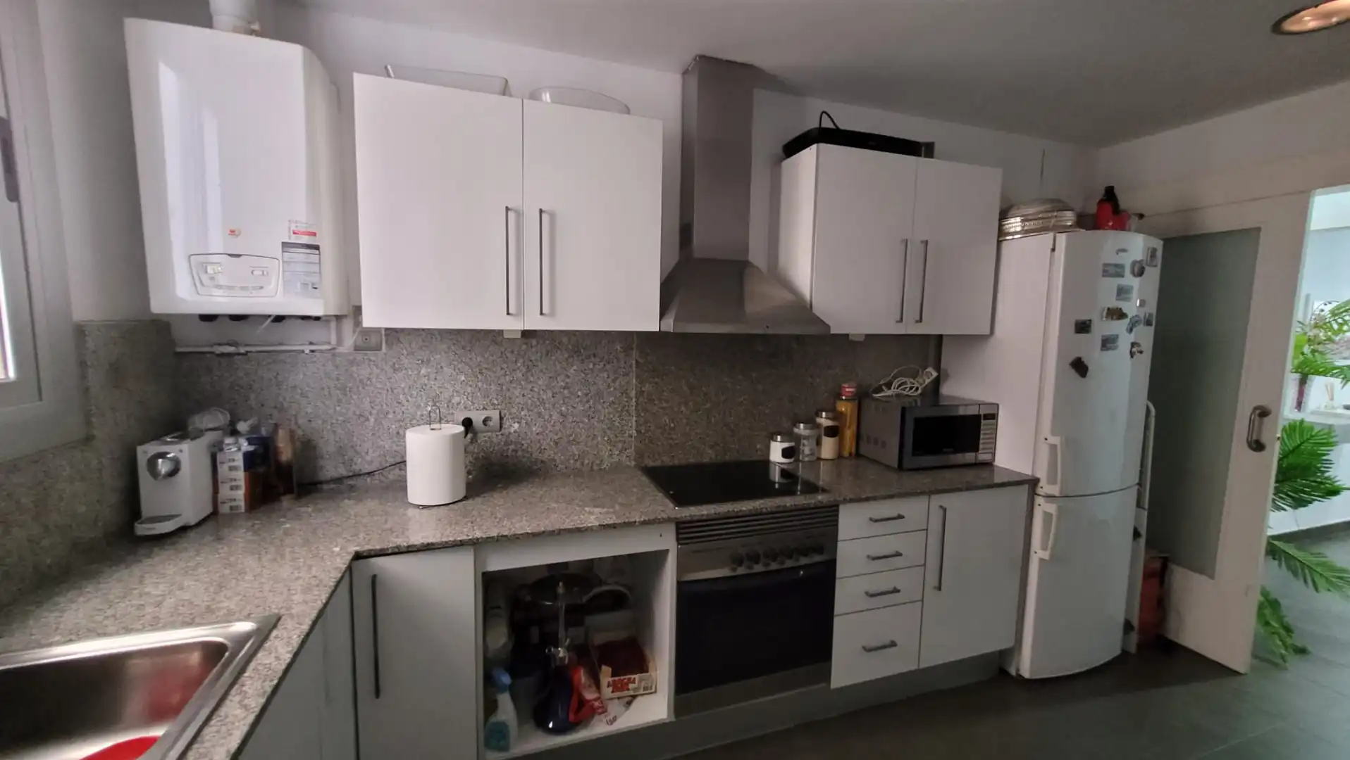 Küche von Wohnung zum Verkauf in Barcelona mit Klimaanlage und Ofen