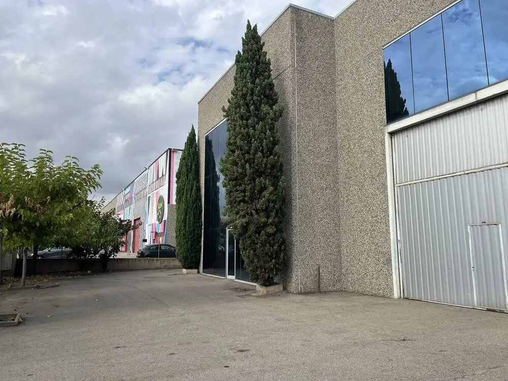 Außenansicht von Fabrikhallen zur Miete in Barberà del Vallès