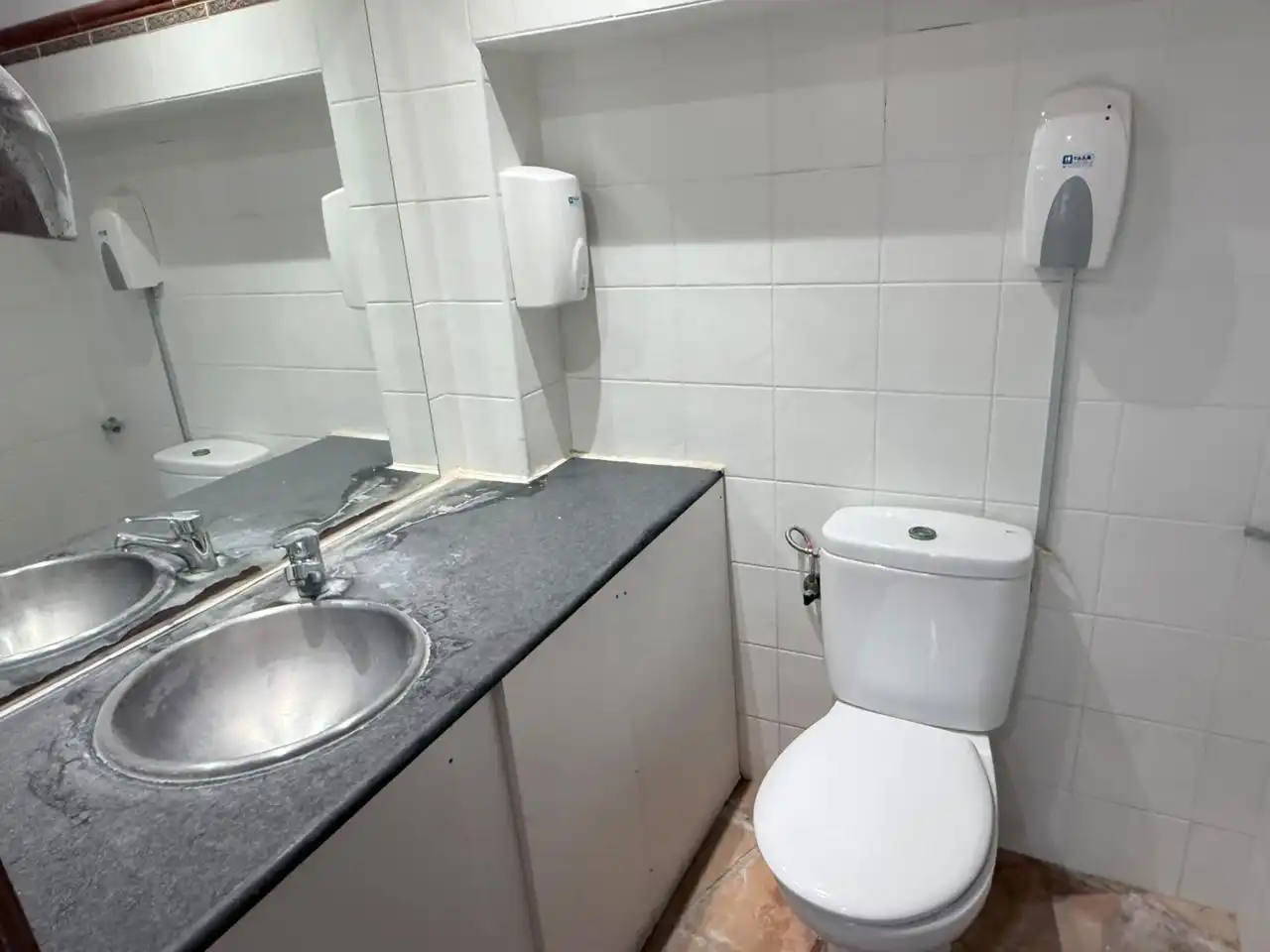 Bany de Local de lloguer en Castro-Urdiales amb Aire condicionat