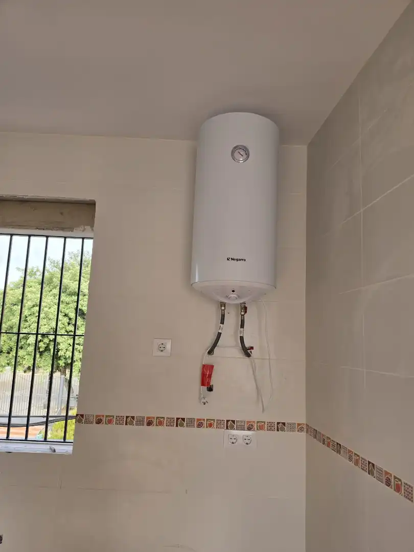 Badezimmer von Dachboden zur Miete in Bollullos de la Mitación mit Waschmaschine und Balkon