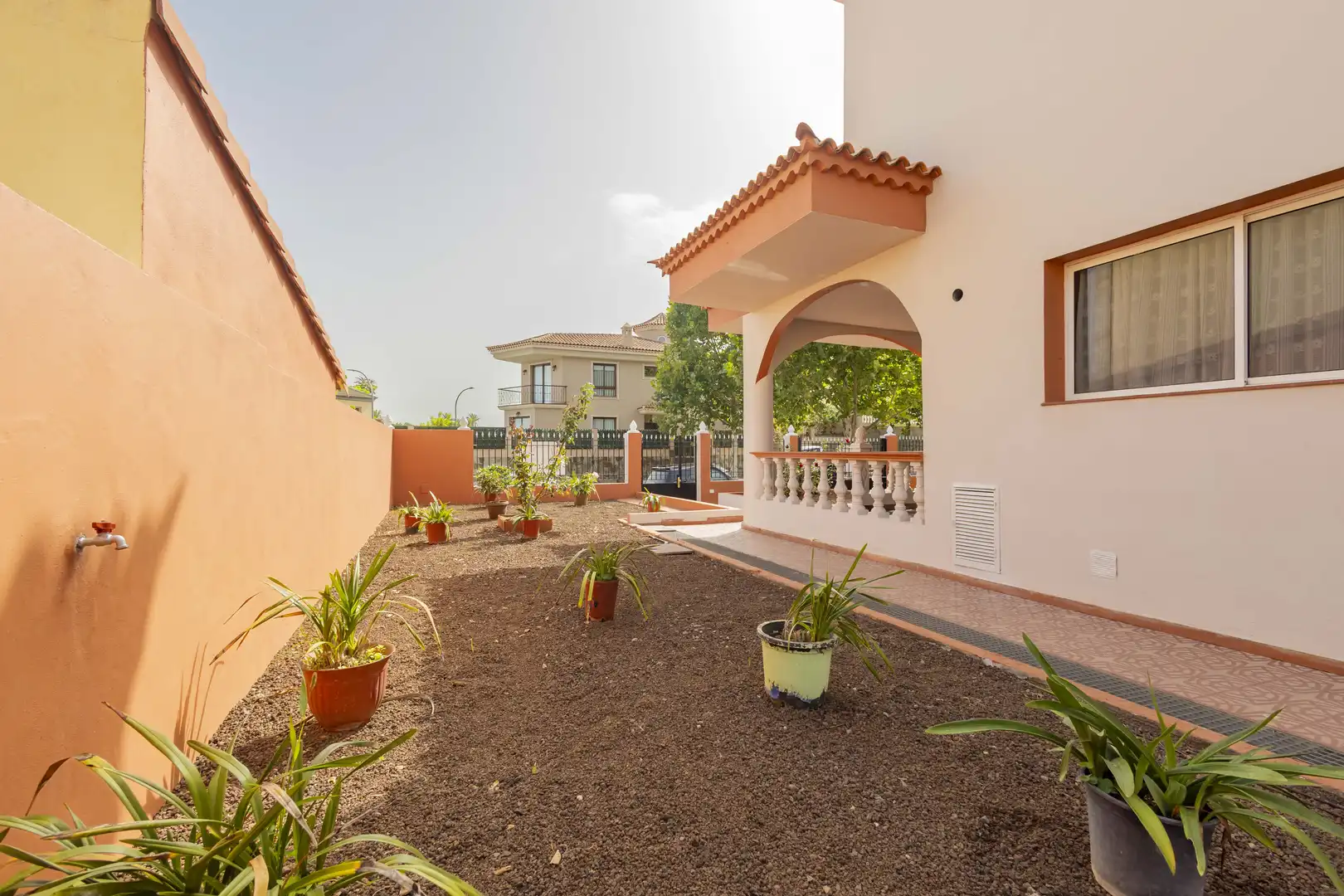Terrasse von Einfamilien-Reihenhaus zum Verkauf in Los Realejos mit Privatgarten, Terrasse und Abstellraum