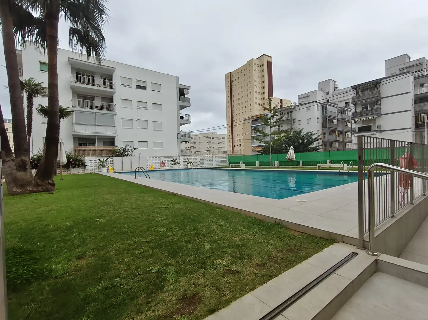 Piscina de Pis de lloguer en Gandia amb Aire condicionat, Calefacció i Terrassa