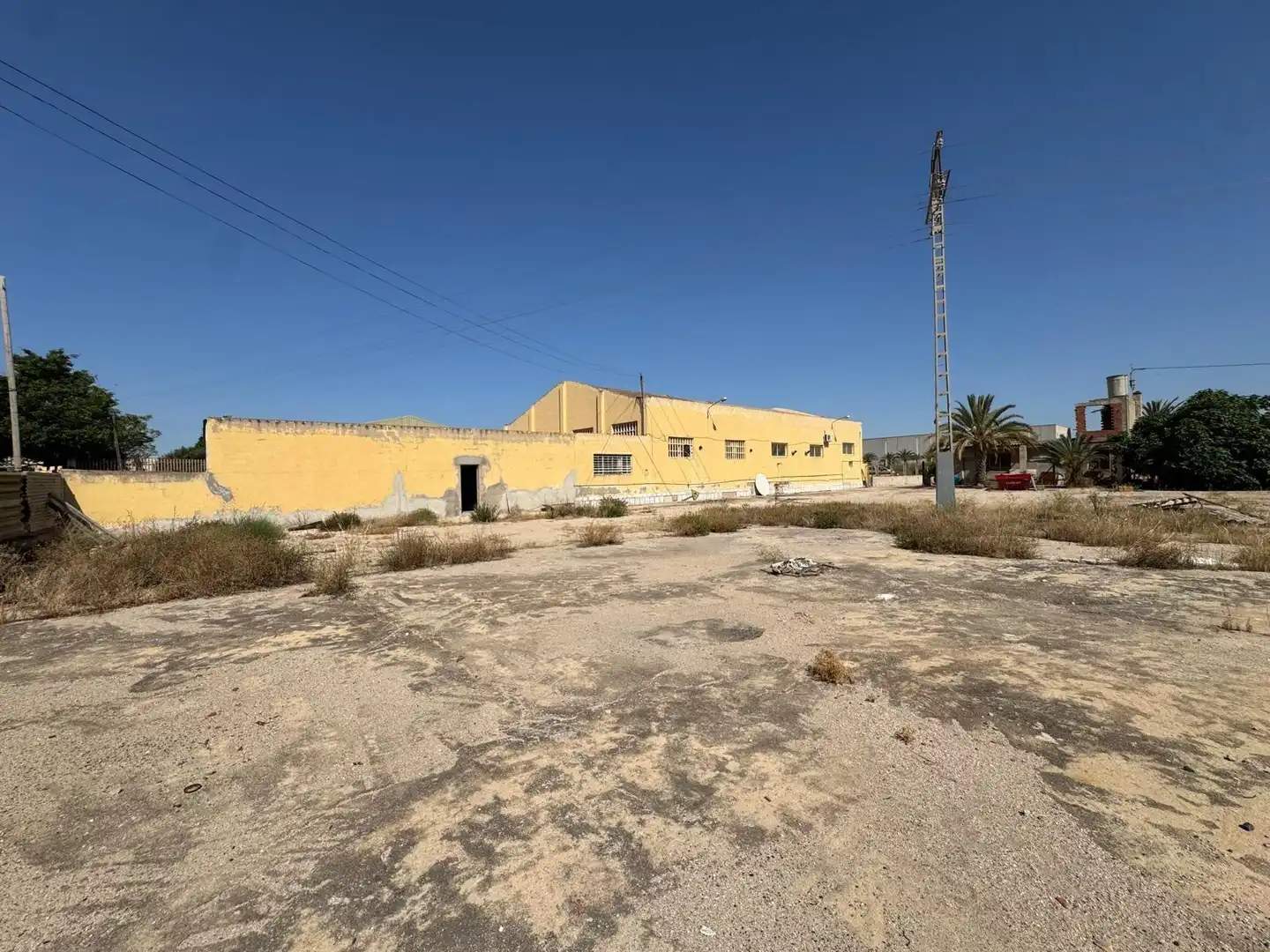 Außenansicht von Fabrikhallen zum Verkauf in Elche / Elx