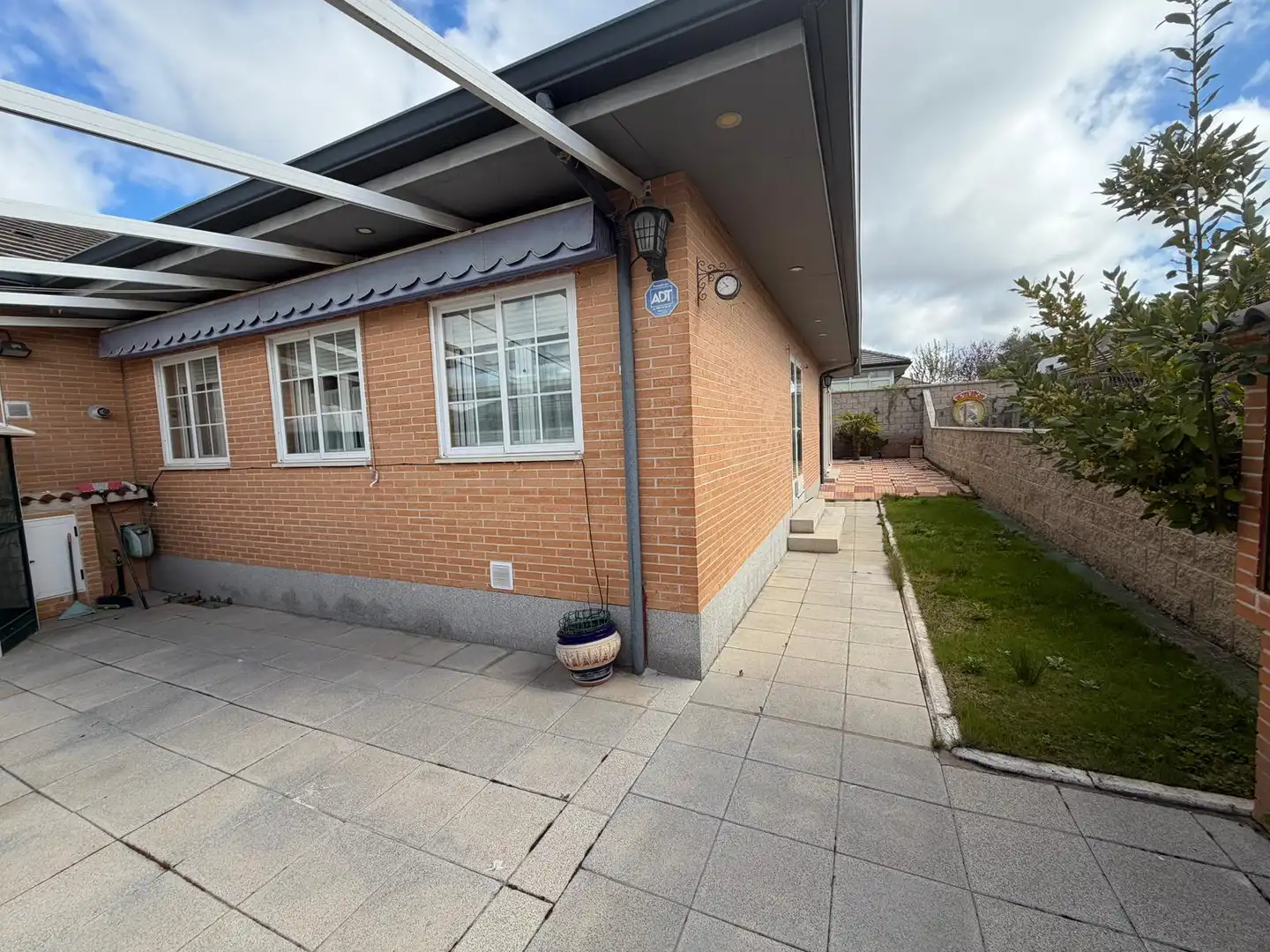 Vista exterior de Casa adosada en venta en Ávila con Calefacción, Jardín privado y Terraza
