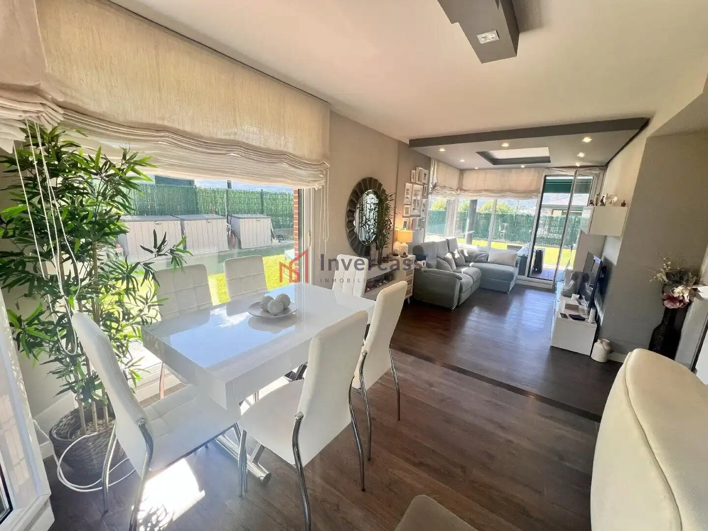 Sala de estar de Casa adosada en venta en Castro-Urdiales con Jardín privado, Trastero y Piscina comunitaria
