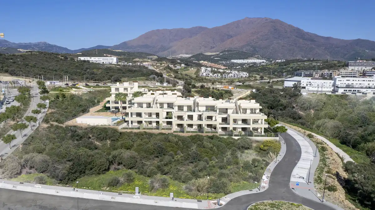 Vista exterior de Apartament en venda en Estepona amb Aire condicionat, Jardí privat i Terrassa