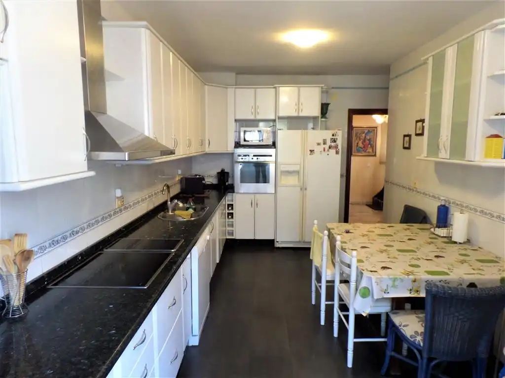 Küche von Maisonette zum Verkauf in Fuengirola mit Klimaanlage, Terrasse und Gemeinschaftspool