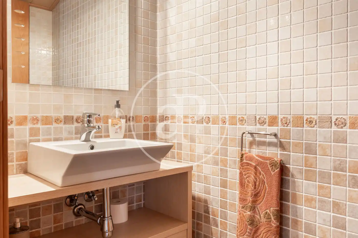 Badezimmer von Einfamilien-Reihenhaus zum Verkauf in Sabadell mit Klimaanlage, Heizung und Terrasse