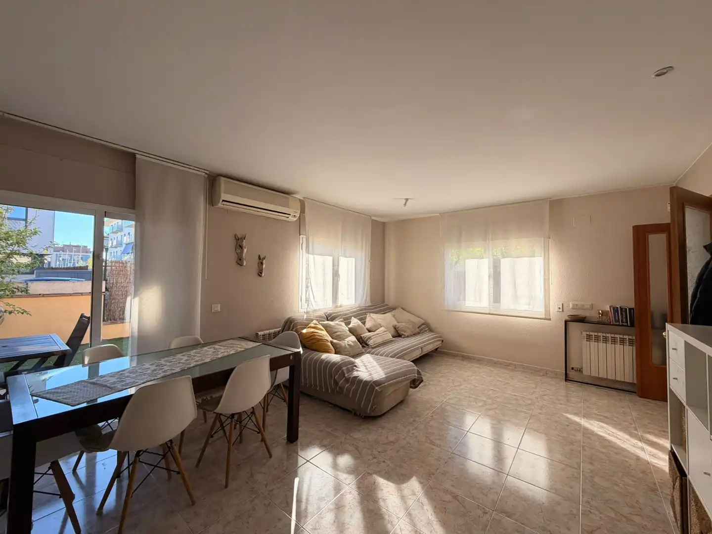 Sala de estar de Casa adosada en venta en Vilablareix con Calefacción y Trastero