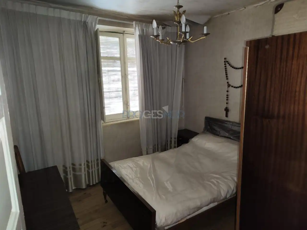Dormitori de Casa o xalet en venda en León Capital  amb Jardí privat i Traster