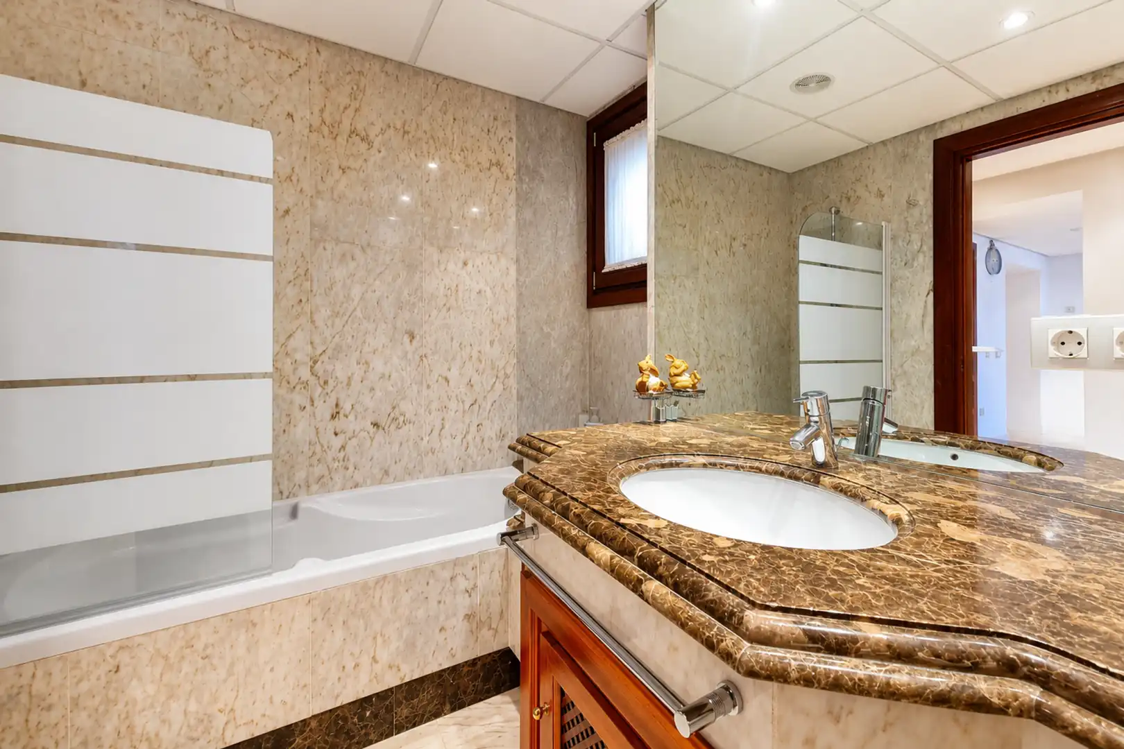 Bany de Apartament en venda en Estepona amb Aire condicionat, Terrassa i Moblat