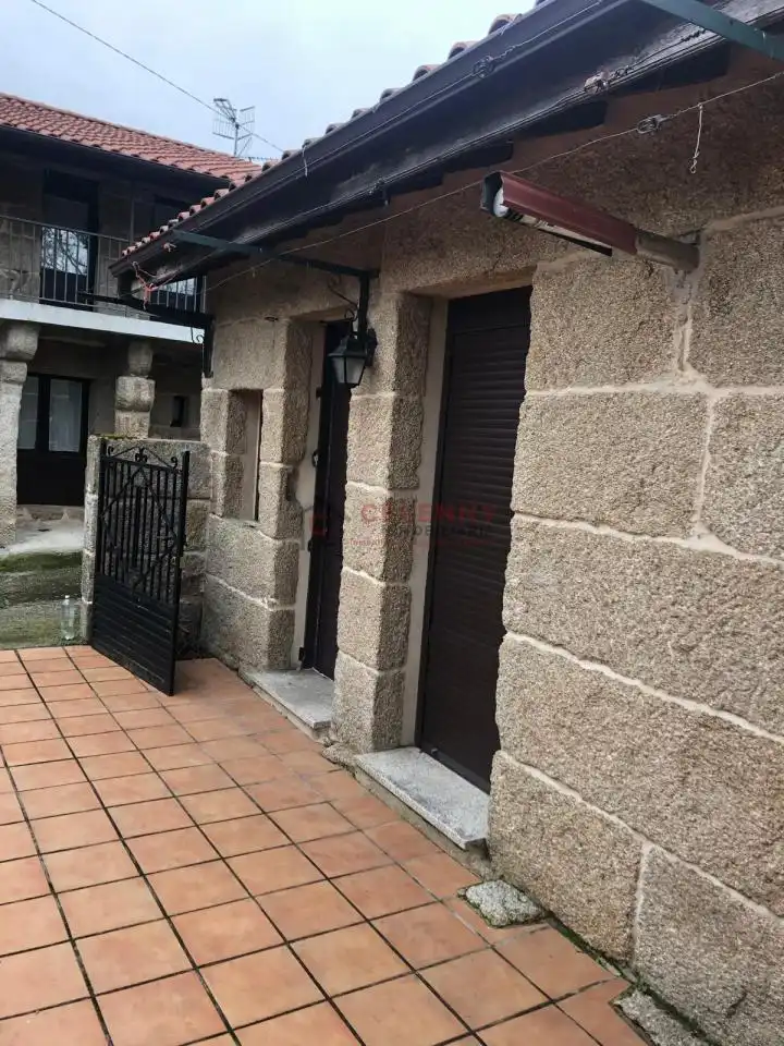 Vista exterior de Casa o xalet de lloguer en Allariz amb Calefacció, Parquet i Moblat