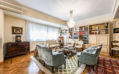 Sala d'estar de Pis en venda en  Madrid Capital amb Aire condicionat, Calefacció i Traster