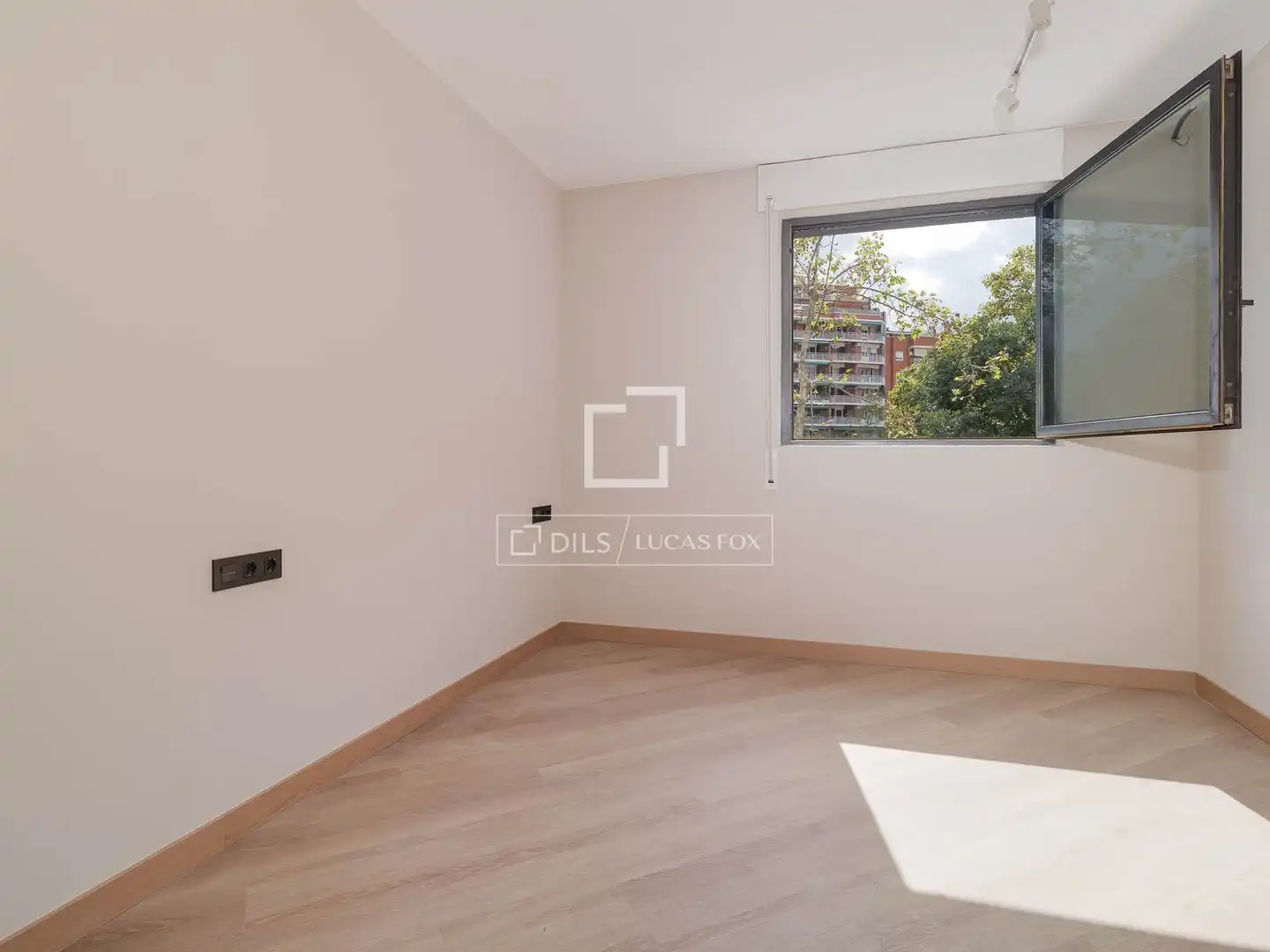 Bedroom of Flat for rent in Barcelona  with Air Conditioner and Parquet flooring