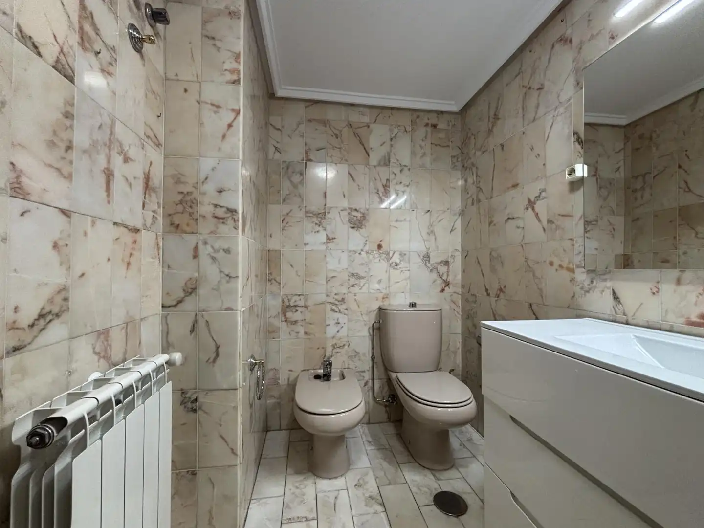 Bathroom of Flat for rent in Madrid  with Air Conditioner, Heating and Parquet flooring