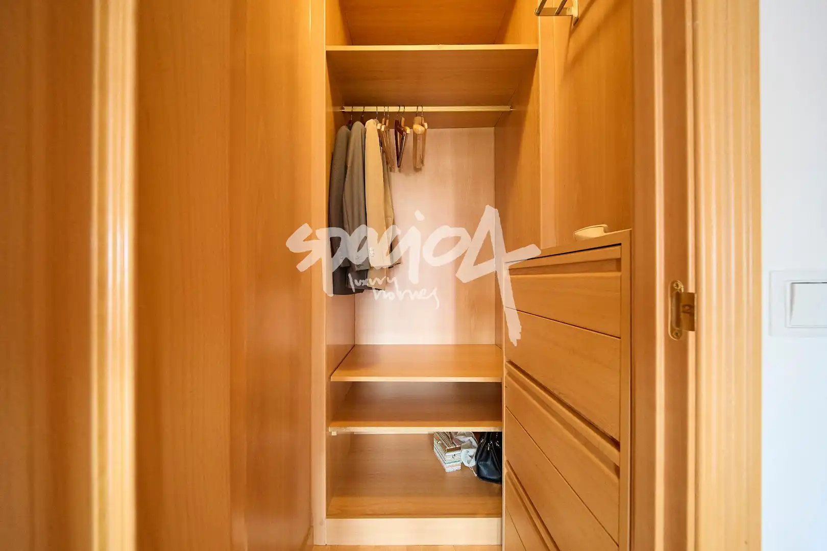 Schlafzimmer von Dachboden zum Verkauf in Majadahonda mit Heizung, Terrasse und Abstellraum