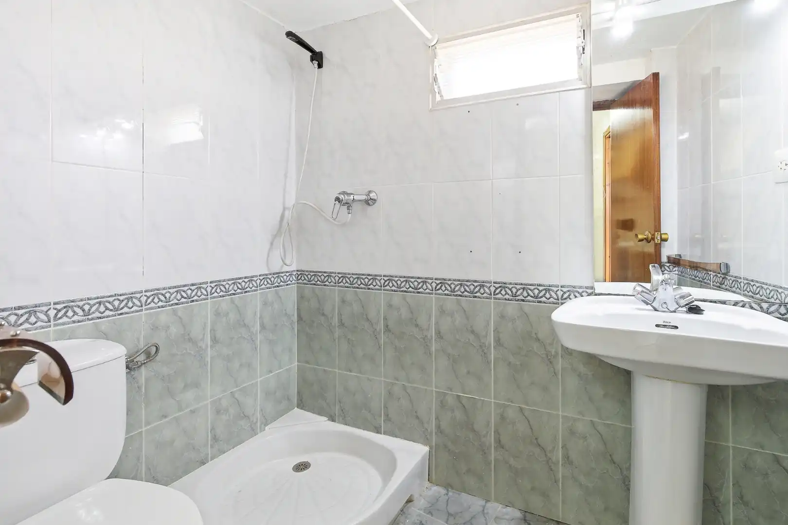 Baño de Casa adosada en venta en Navajas con Aire acondicionado, Calefacción y Jardín privado