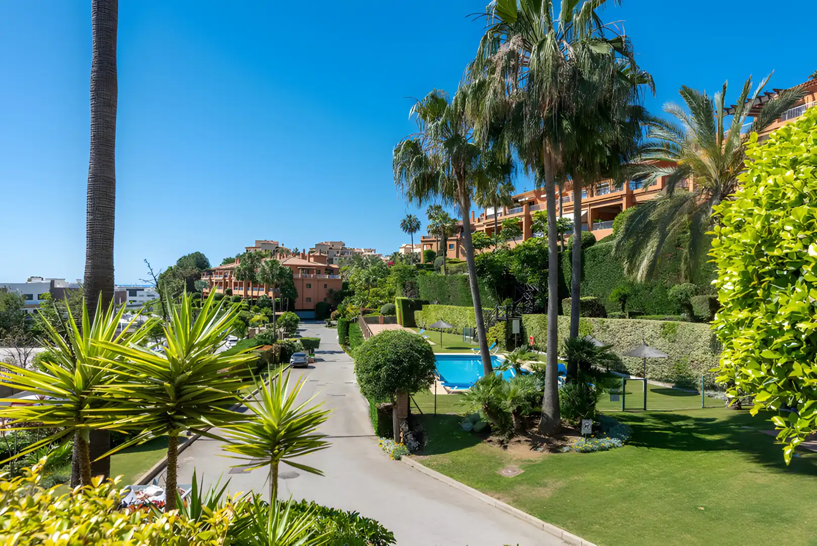 Vista exterior de Apartament en venda en Estepona amb Aire condicionat, Terrassa i Traster
