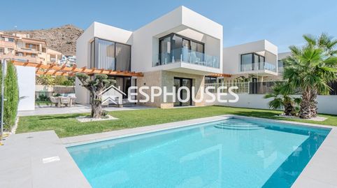 A pocos minutos de Benidorm, villa de obra nueva con piscina y jardín