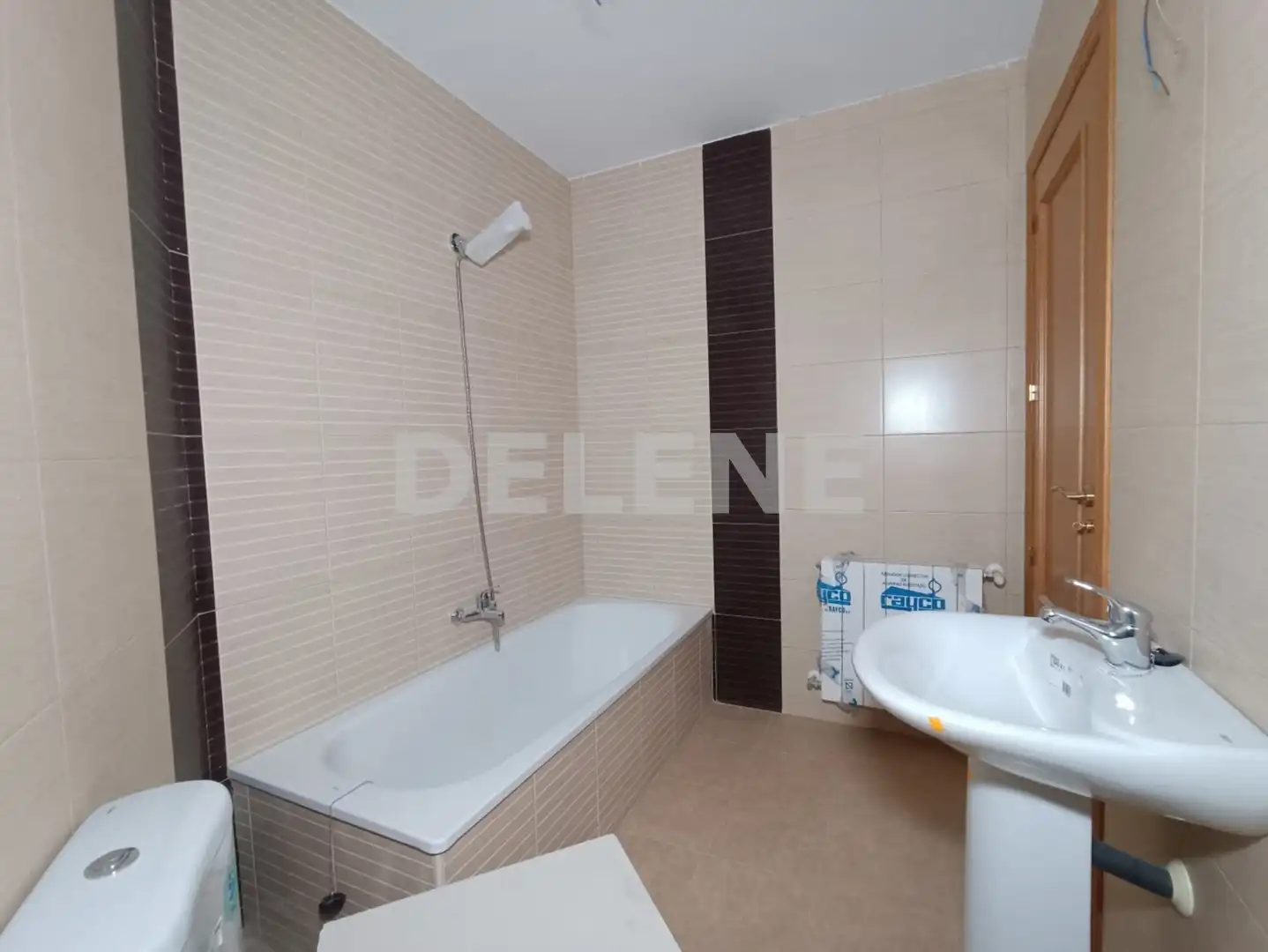 Baño de Dúplex en venta en Hellín con Calefacción, Parquet y Balcón