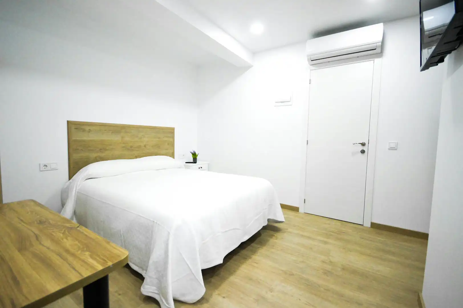 Bedroom of Flat for rent in Valencia  with Air Conditioner, Washing machine and TV