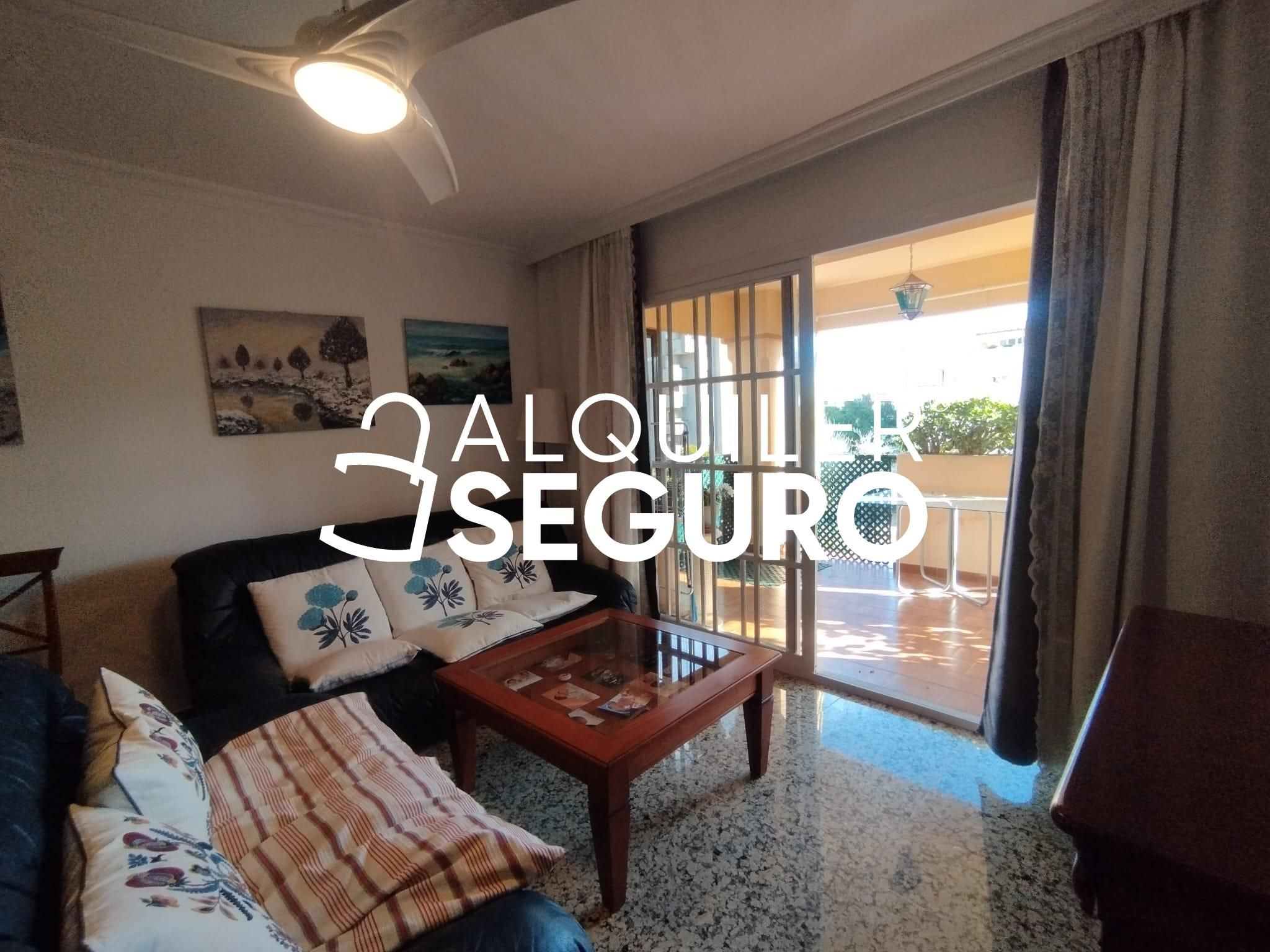 Sala d'estar de Pis de lloguer en Fuengirola amb Aire condicionat, Piscina i Moblat